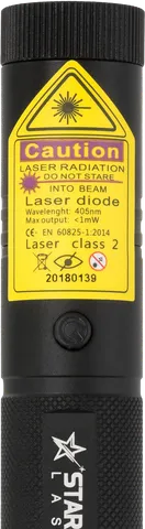 Puntero láser violeta V1 Pro de – primer plano de la etiqueta de advertencia con la clase láser